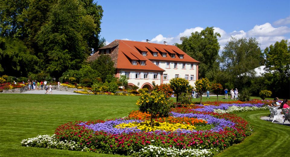 Blumeninsel Mainau farbenfrohes Blumenbeet vor dem Schloss Mainau