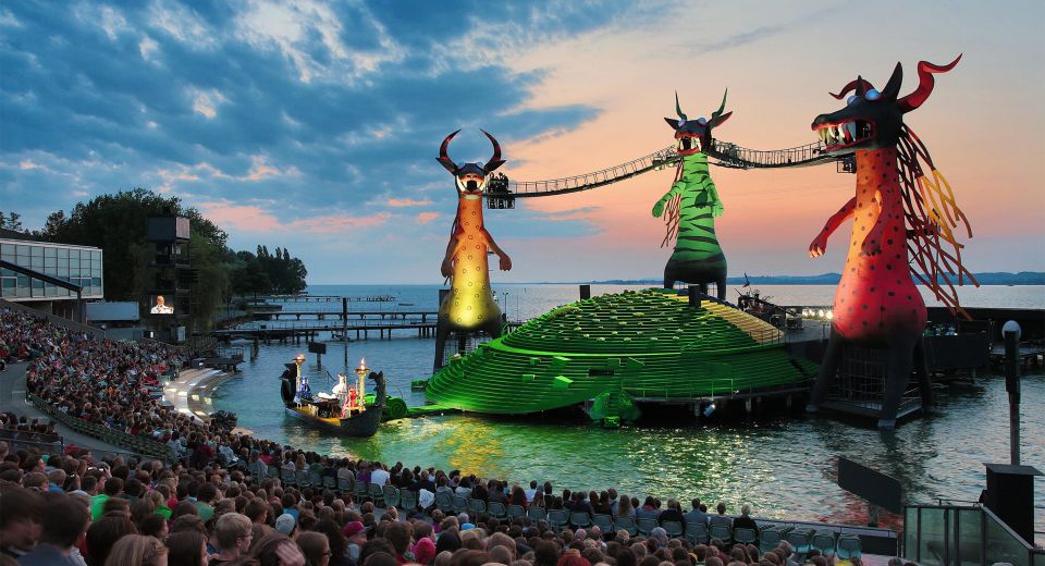 Bregenzer Seebühne Seebühne in Bregenz mit 3 riesigen, bunt beleuchteten Figuren