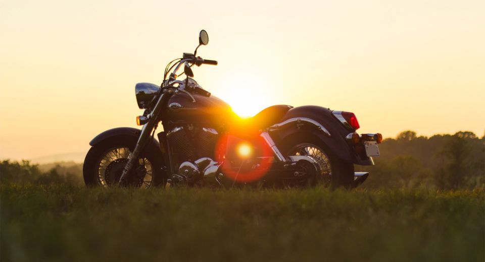 Motorradurlaub am Bodensoo Motorrad im Sonnenuntergang